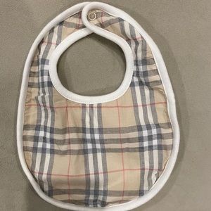 Burberry baby bib newborn/1month size